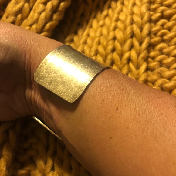 Gold cuff bracelet - Picture 2 of 4